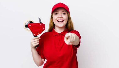 Kızıl saçlı güzel kadın kamerayı işaret ederek seni seçiyor. Packer çalışanı konsepti