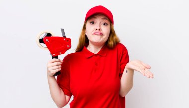 Kızıl saçlı güzel kadın şaşkın, şaşkın ve şüpheci hissediyor. Packer çalışanı konsepti