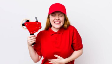 Kızıl saçlı güzel bir kadın komik bir şakaya yüksek sesle gülüyor. Packer çalışanı konsepti