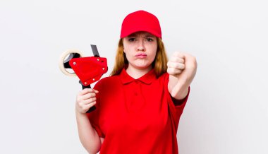 Kızıl saçlı, güzel bir kadın kendini kötü hissediyor, baş parmağını kaldırıyor. Packer çalışanı konsepti