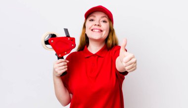 Kızıl saçlı güzel bir kadın gururlu, olumlu gülümsüyor. Packer çalışanı konsepti