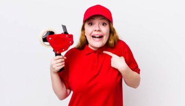 Kızıl saçlı güzel bir kadın mutlu hissediyor ve heyecanla kendini işaret ediyor. Packer çalışanı konsepti