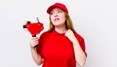 Kızıl saçlı güzel kadın stresli, endişeli, yorgun ve hayal kırıklığına uğramış hissediyor. Packer çalışanı konsepti