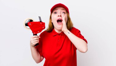 Kızıl saçlı, güzel bir kadın kendini mutlu hissediyordu. Elleri ağzının kenarında bağırıyordu. Packer çalışanı konsepti