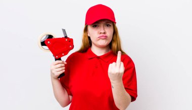 Kızıl saçlı güzel bir kadın kızgın, sinirli, asi ve agresif hissediyor. Packer çalışanı konsepti