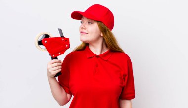 Profil bakışlı kızıl saçlı güzel kadın hayal mi kuruyor yoksa hayal mi kuruyor? Packer çalışanı konsepti