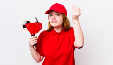 Kızıl saçlı, güzel bir kadın kapiş ya da para hareketi yapıyor, sana ödemeni söylüyor. Packer çalışanı konsepti