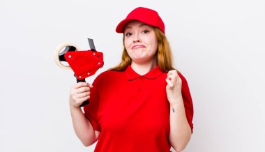 Kızıl saçlı güzel kadın kibirli, başarılı, pozitif ve gururlu görünüyor. Packer çalışanı konsepti