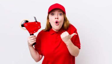 Kızıl saçlı, güzel bir kadın inançsızlıktan şaşkın şaşkın bakıyor. Packer çalışanı konsepti