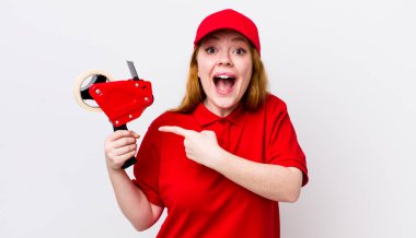 Kızıl saçlı, güzel bir kadın heyecanlı ve şaşırmış görünüyor. Packer çalışanı konsepti