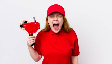 Kızıl saçlı, güzel bir kadın agresif bir şekilde bağırıyor, çok kızgın görünüyor. Packer çalışanı konsepti