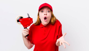 Kızıl saçlı güzel kadın inanılmaz bir sürprizle şaşkına dönmüş ve hayrete düşmüştü. Packer çalışanı konsepti