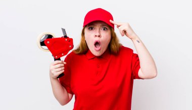 Kızıl saçlı güzel kadın şaşırmış görünüyor, yeni bir düşünce, fikir ya da konsept fark ediyor. Packer çalışanı konsepti