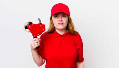 Kızıl saçlı, güzel bir kadın üzgün ve mızmızlanıyor. Mutsuz bir bakışı var ve ağlıyor. Packer çalışanı konsepti