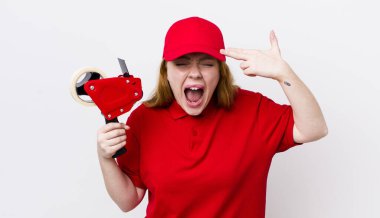 Kızıl saçlı güzel bir kadın mutsuz ve stresli görünüyor, intihar jesti silah işareti yapıyor. Packer çalışanı konsepti