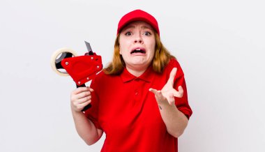 Kızıl saçlı güzel kadın umutsuz, hayal kırıklığına uğramış ve stresli görünüyor. Packer çalışanı konsepti