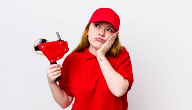 Kızıl saçlı, güzel bir kadın bıkkın, yorgun ve uykulu hissediyor. Packer çalışanı konsepti