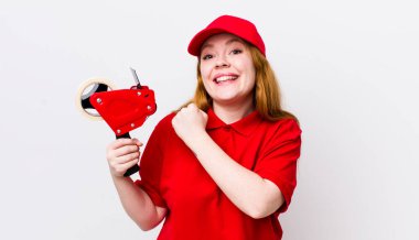 Kızıl saçlı güzel bir kadın kendini mutlu hissediyor ve bir meydan okumayla yüzleşiyor ya da kutluyor. Packer çalışanı konsepti