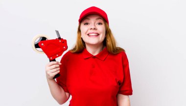 Kızıl saçlı güzel kadın mutlu ve hoş bir şekilde şaşırmış görünüyor. Packer çalışanı konsepti