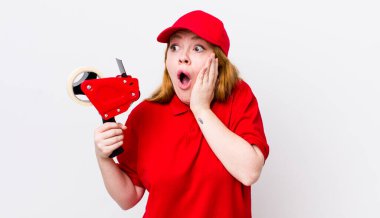 Kızıl saçlı güzel kadın mutlu, heyecanlı ve şaşırmış hissediyor. Packer çalışanı konsepti