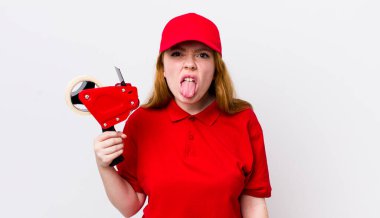 Kızıl saçlı güzel kadın iğrenmiş ve sinirlenmiş hissediyor ve dilini dışarı çıkarıyor. Packer çalışanı konsepti