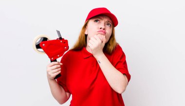 Kızıl saçlı güzel kadın düşünüyor, kuşkulu ve şaşkın hissediyor. Packer çalışanı konsepti