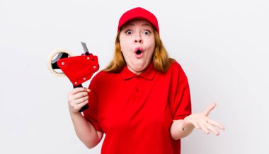 Kızıl saçlı güzel kadın çok şaşırmış ve şok olmuş hissediyor. Packer çalışanı konsepti