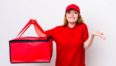 Kızıl saçlı güzel kadın şaşkın, şaşkın ve şüpheci hissediyor. Pizza teslimatı kavramı