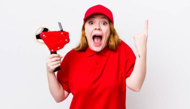 Kızıl saçlı, güzel bir kadın bir fikri fark ettikten sonra mutlu ve heyecanlı bir dahi gibi hissediyor. Packer çalışanı konsepti