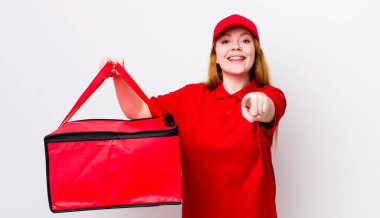 Kızıl saçlı güzel kadın kamerayı işaret ederek seni seçiyor. Pizza teslimatı kavramı