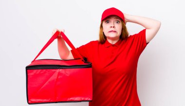 Kızıl saçlı güzel kadın stresli, endişeli ya da korkmuş, elleri başının üstünde. Pizza teslimatı kavramı