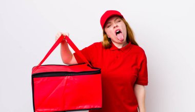 Kızıl saçlı, güzel, neşeli ve asi tavırlı, şaka yapan ve dilini dışarı çıkaran bir kadın. Pizza teslimatı kavramı