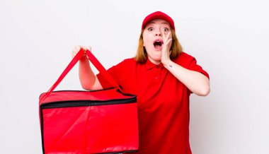 Kızıl saçlı, güzel bir kadın kendini mutlu hissediyordu. Elleri ağzının kenarında bağırıyordu. Pizza teslimatı kavramı