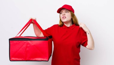 Kızıl saçlı güzel kadın stresli, endişeli, yorgun ve hayal kırıklığına uğramış hissediyor. Pizza teslimatı kavramı