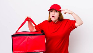 Kızıl saçlı güzel kadın kafası karışık ve şaşkın hissediyor, deli olduğunu gösteriyor. Pizza teslimatı kavramı