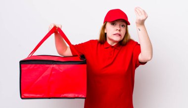 Kızıl saçlı, güzel bir kadın kapiş ya da para hareketi yapıyor, sana ödemeni söylüyor. Pizza teslimatı kavramı