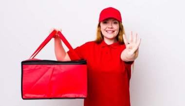 Kızıl saçlı güzel kadın gülümsüyor ve arkadaş canlısı görünüyor, dört numarayı gösteriyor. Pizza teslimatı kavramı