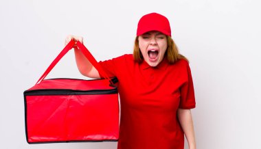 Kızıl saçlı, güzel bir kadın agresif bir şekilde bağırıyor, çok kızgın görünüyor. Pizza teslimatı kavramı