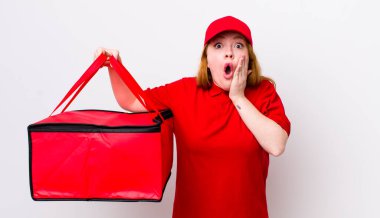 Kızıl saçlı güzel kadın şok olmuş ve korkmuş hissediyor. Pizza teslimatı kavramı