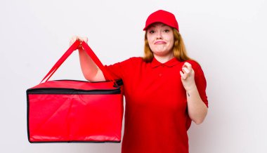 Kızıl saçlı güzel kadın kibirli, başarılı, pozitif ve gururlu görünüyor. Pizza teslimatı kavramı