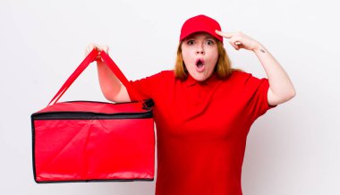 Kızıl saçlı güzel kadın şaşırmış görünüyor, yeni bir düşünce, fikir ya da konsept fark ediyor. Pizza teslimatı kavramı