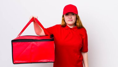 Kızıl saçlı, güzel bir kadın üzgün ve mızmızlanıyor. Mutsuz bir bakışı var ve ağlıyor. Pizza teslimatı kavramı