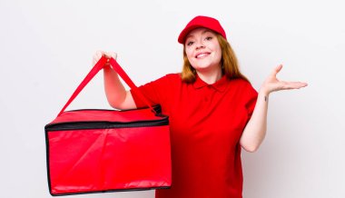 Kızıl saçlı güzel kadın kendini mutlu hissediyor, bir çözüm ya da fikir bulduğuna şaşırıyor. Pizza teslimatı kavramı