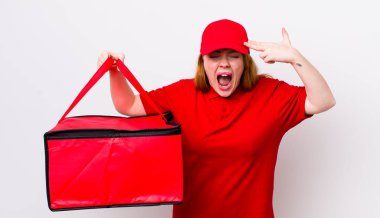 Kızıl saçlı güzel bir kadın mutsuz ve stresli görünüyor, intihar jesti silah işareti yapıyor. Pizza teslimatı kavramı