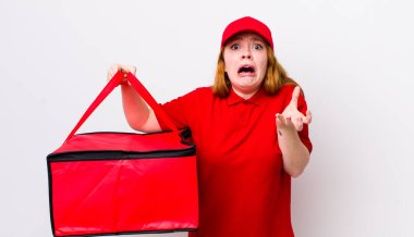 Kızıl saçlı güzel kadın umutsuz, hayal kırıklığına uğramış ve stresli görünüyor. Pizza teslimatı kavramı