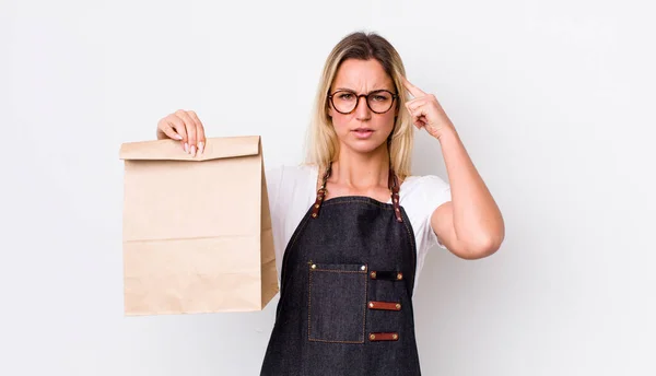 Blonde Pretty Woman Feeling Confused Puzzled Showing You Insane Delivery — Stock Photo, Image