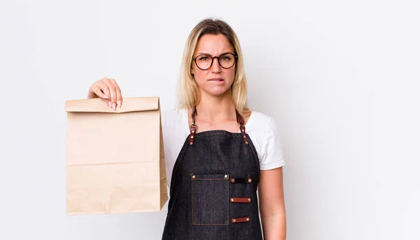 Blonde Pretty Woman Looking Puzzled Confused Delivery Take Away Concept — Stock Photo, Image