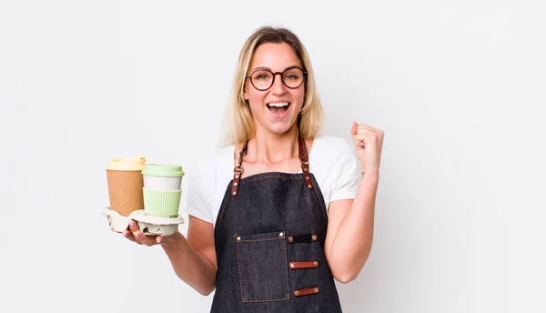 Blonďatá Hezká Žena Cítí Šokovaná Směje Oslavuje Úspěch Odnést Kávu — Stock fotografie