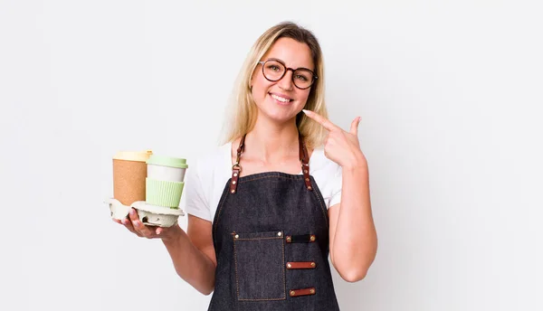 Sarışın Güzel Bir Kadın Kendine Güvenerek Gülümsüyor Kahve Konseptini Kaldır — Stok fotoğraf