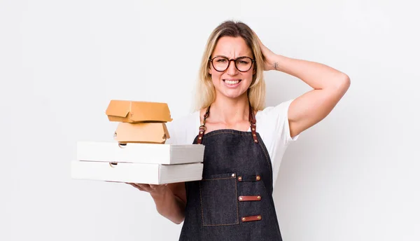 Bionda Bella Donna Sentirsi Stressata Ansiosa Spaventata Con Mani Sulla — Foto Stock